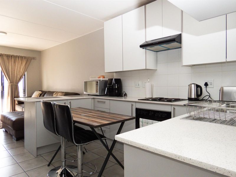 Modern unfurnished 2-Bedroom, 2-Bathroom Apartment to Rent in Ihlathi Estate, Parklands - Photo 3