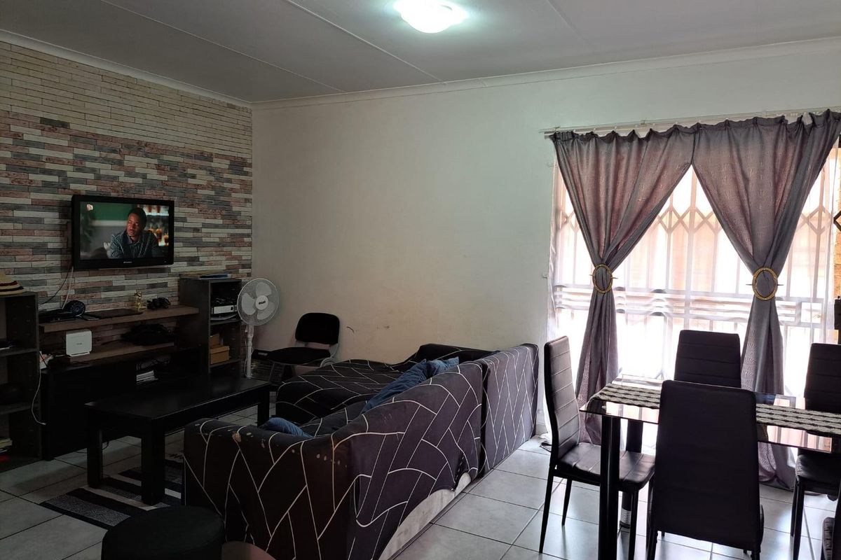 Apartment For Sale in Groblerpark Ext, Roodepoort - Photo 3