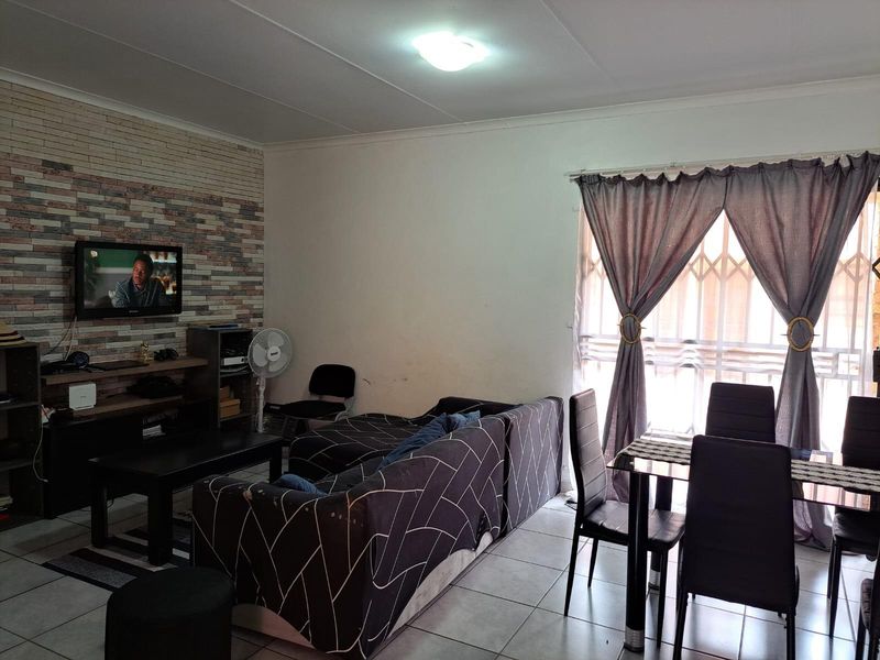 Apartment For Sale in Groblerpark Ext, Roodepoort - Photo 3