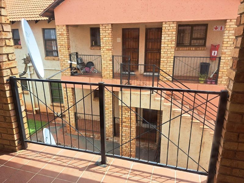 Apartment For Sale in Groblerpark Ext, Roodepoort - Photo 1