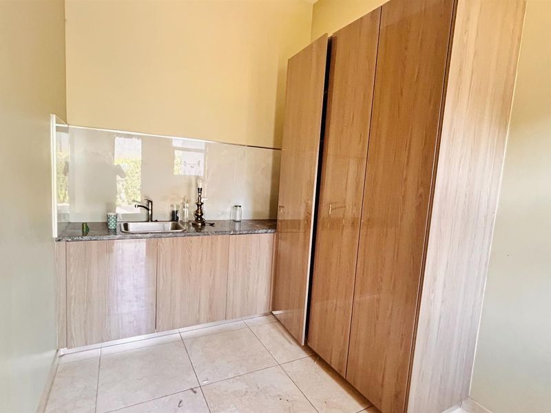 Townhouse To Rent in Waterkloof Ridge, Pretoria - Photo 7