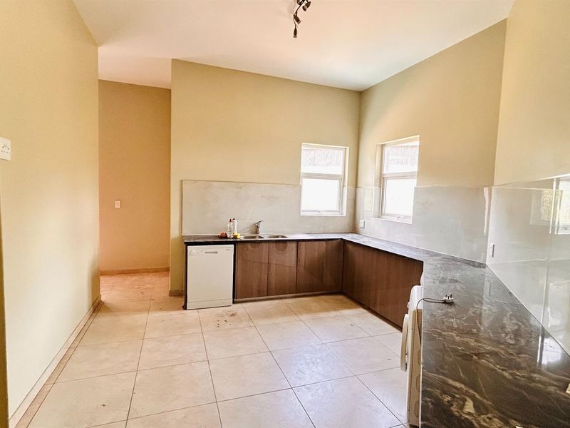 Townhouse To Rent in Waterkloof Ridge, Pretoria - Photo 6