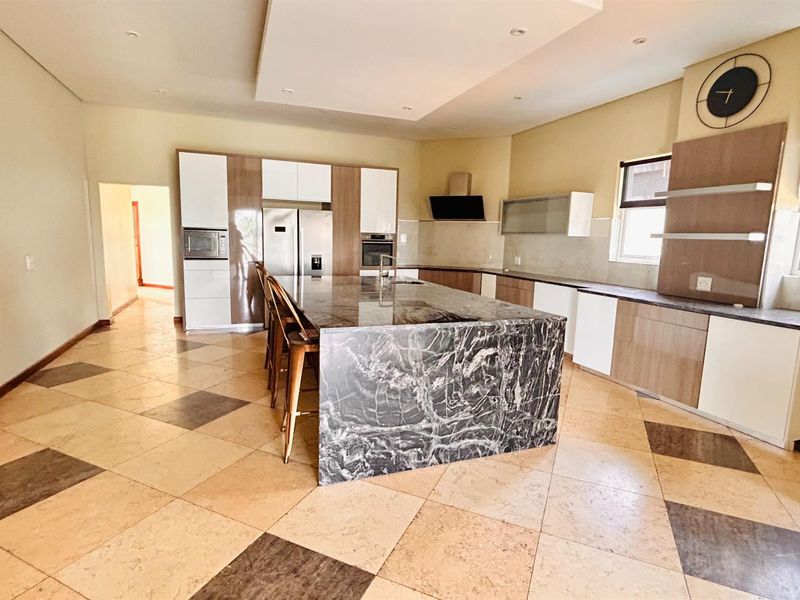 Townhouse To Rent in Waterkloof Ridge, Pretoria - Photo 5