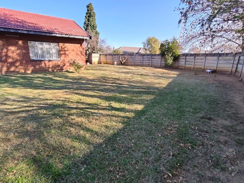 Modern Family Home - Photo 9