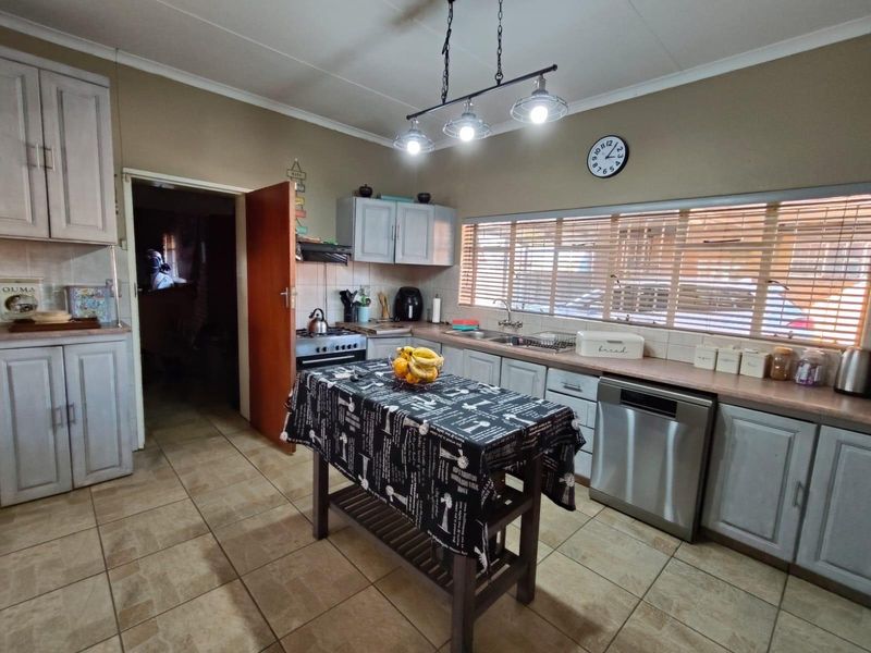 Modern Family Home - Photo 10