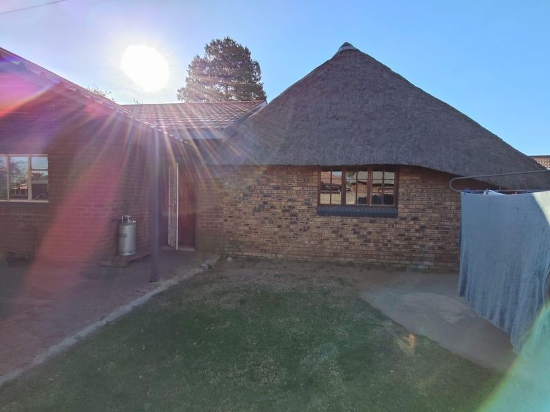 Modern Family Home - Photo 8