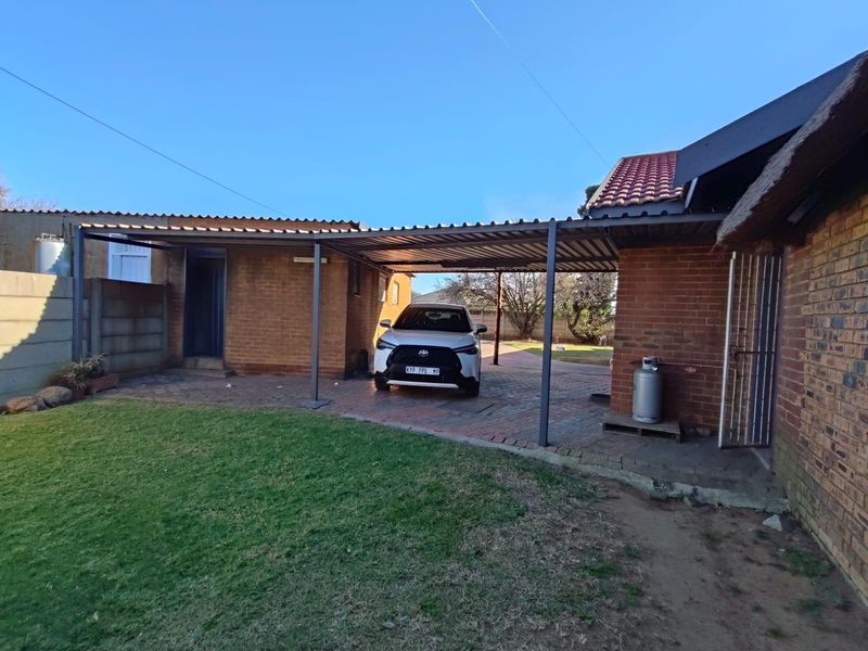 Modern Family Home - Photo 6