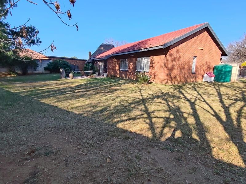 Modern Family Home - Photo 4