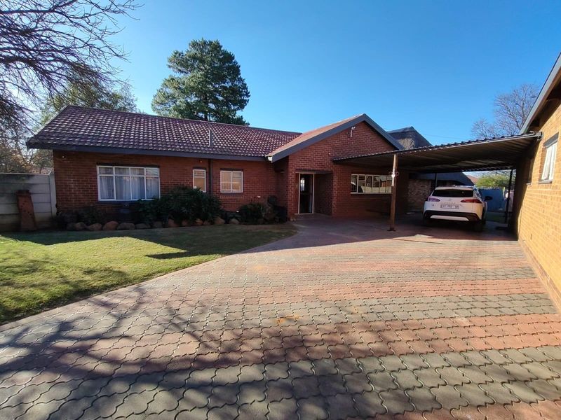 Modern Family Home - Photo 3