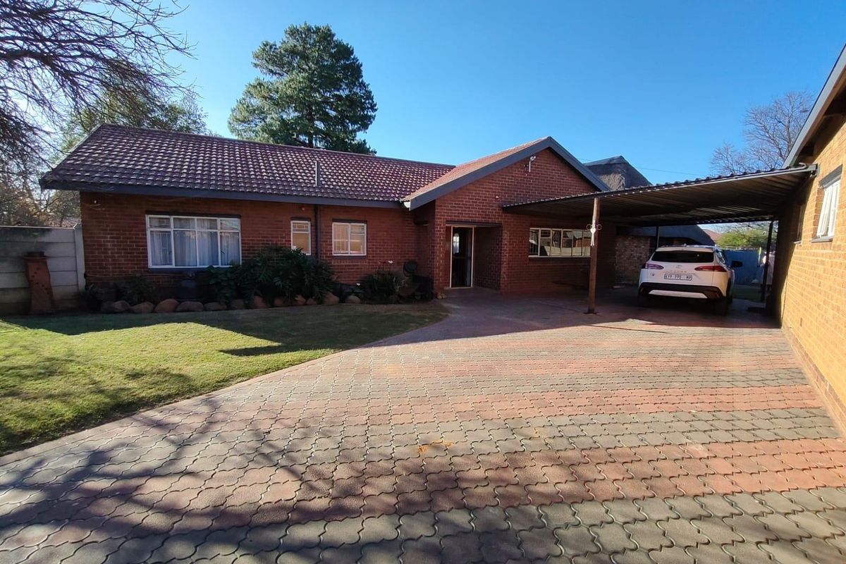 Modern Family Home - Photo 3