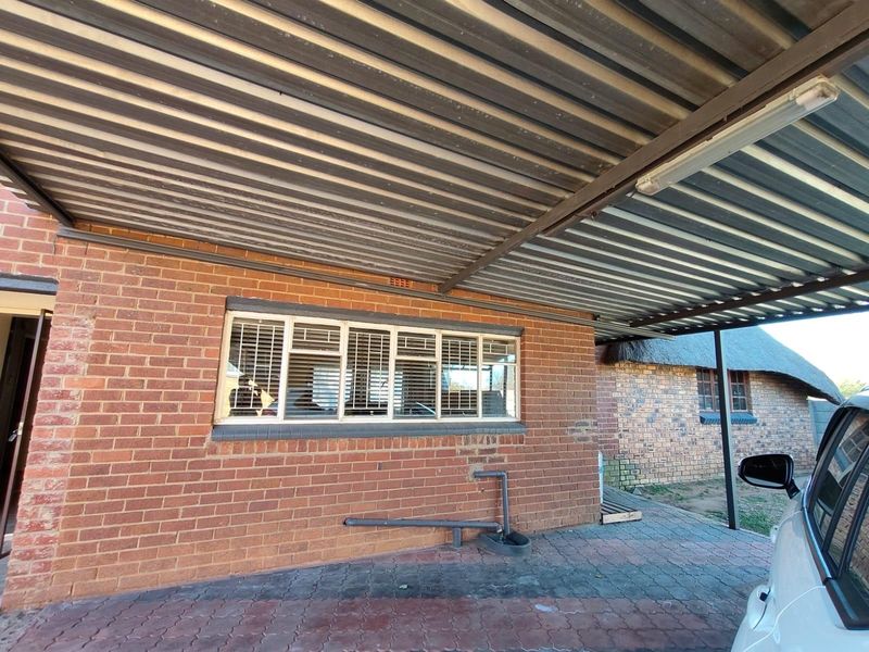 Modern Family Home - Photo 5