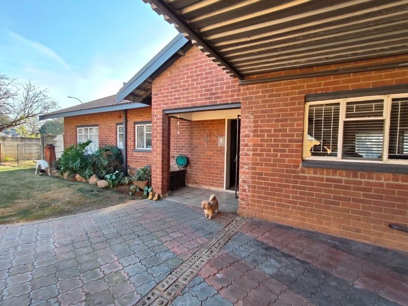 Modern Family Home - Photo 2