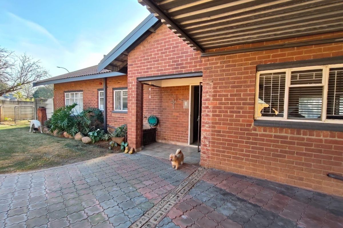 Modern Family Home - Photo 2