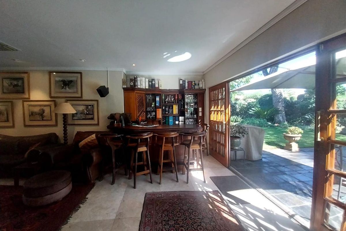 Beautiful Low-Maintenance 3-Bedroom Family Home in a Sought-After Area - Photo 5