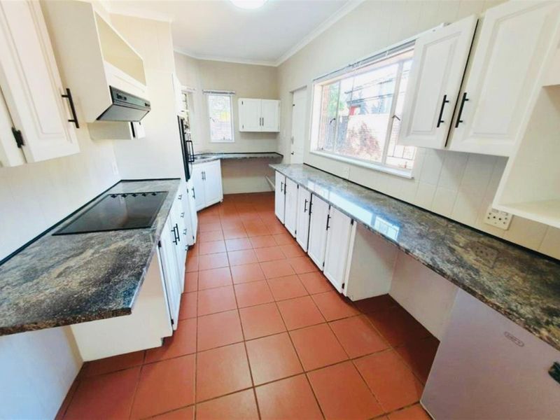 4 Bedroom House For Sale in Theresapark, Akasia - Photo 10