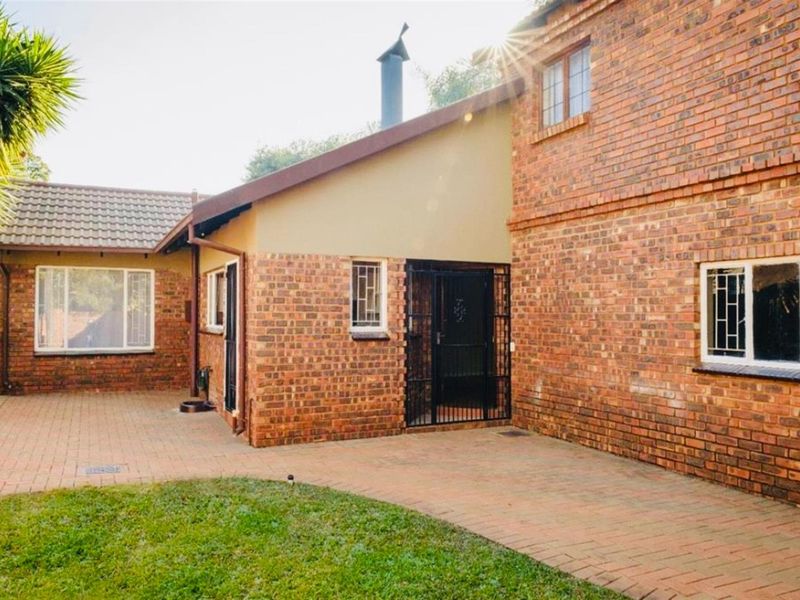 4 Bedroom House For Sale in Theresapark, Akasia - Photo 3