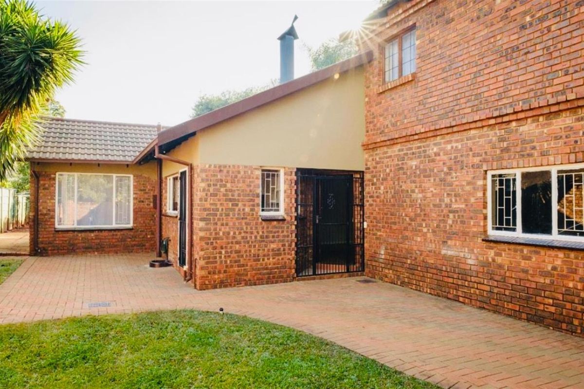 4 Bedroom House For Sale in Theresapark, Akasia - Photo 3