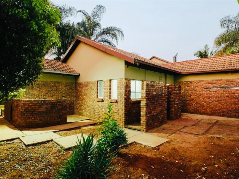 4 Bedroom House For Sale in Theresapark, Akasia - Photo 4