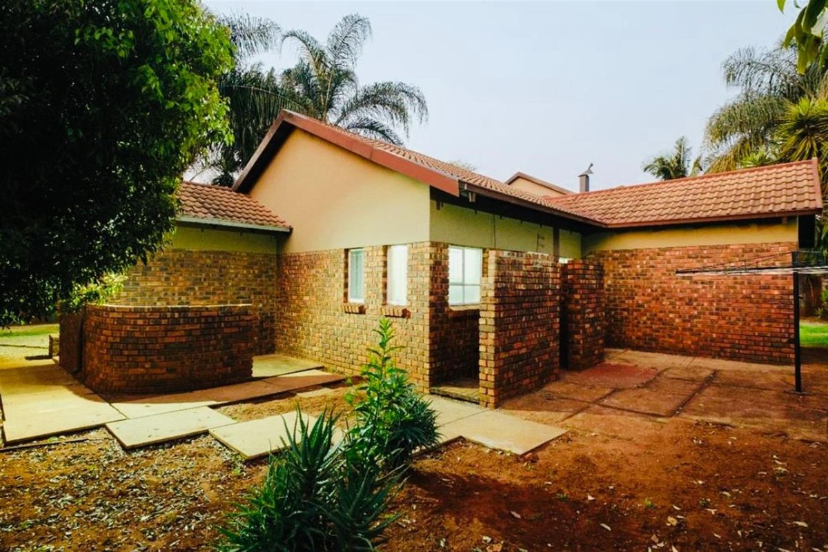 4 Bedroom House For Sale in Theresapark, Akasia - Photo 4