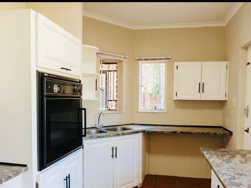 4 Bedroom House For Sale in Theresapark, Akasia - Photo 9