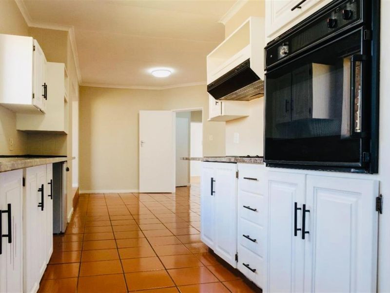 4 Bedroom House For Sale in Theresapark, Akasia - Photo 8