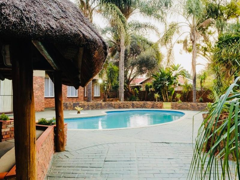 4 Bedroom House For Sale in Theresapark, Akasia - Photo 7