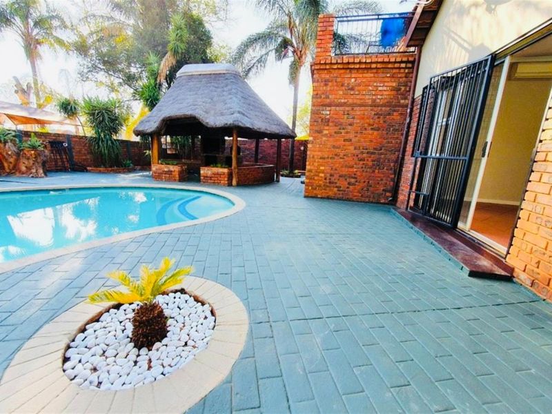 4 Bedroom House For Sale in Theresapark, Akasia - Photo 6