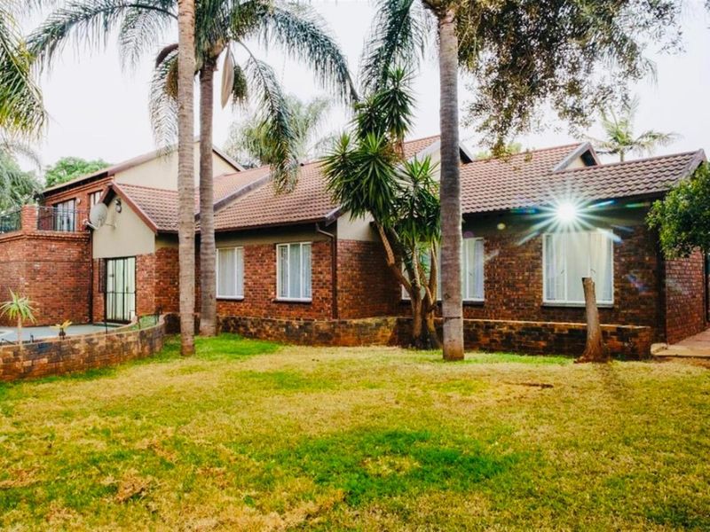 4 Bedroom House For Sale in Theresapark, Akasia - Photo 2