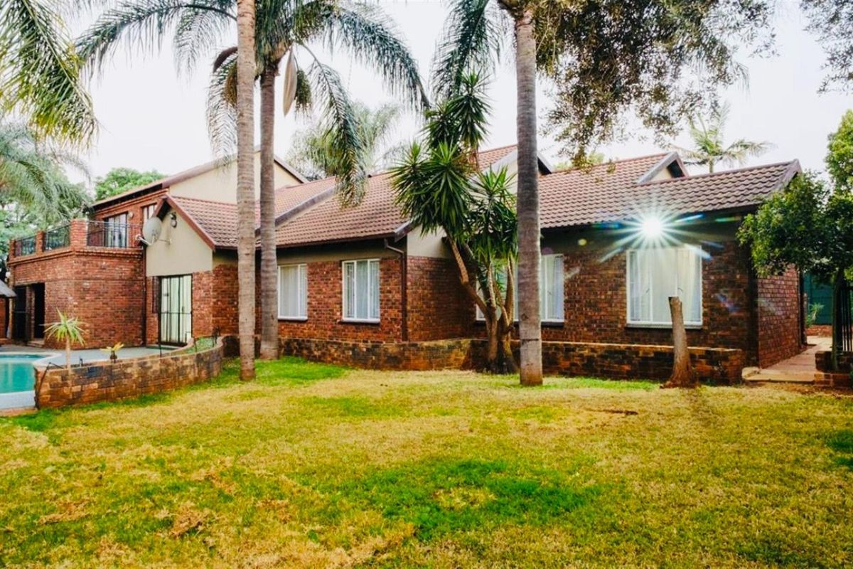 4 Bedroom House For Sale in Theresapark, Akasia - Photo 2