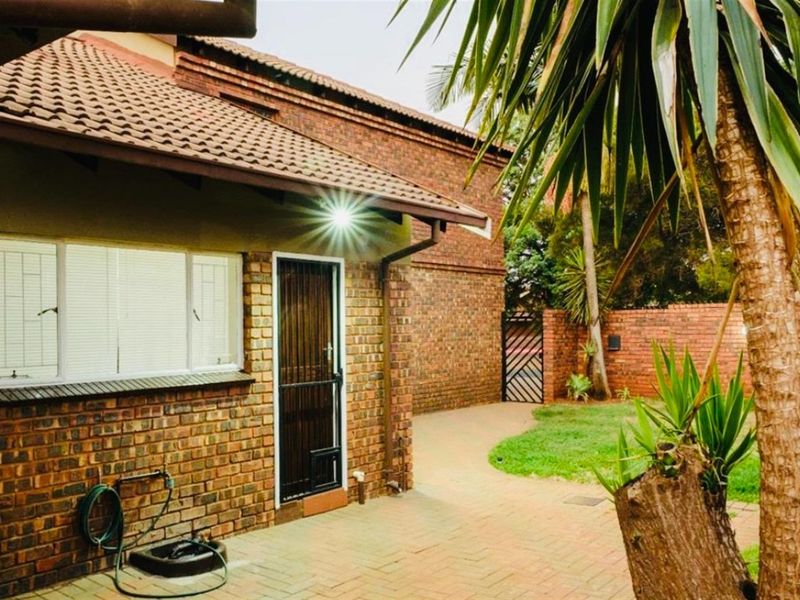 4 Bedroom House For Sale in Theresapark, Akasia - Photo 5