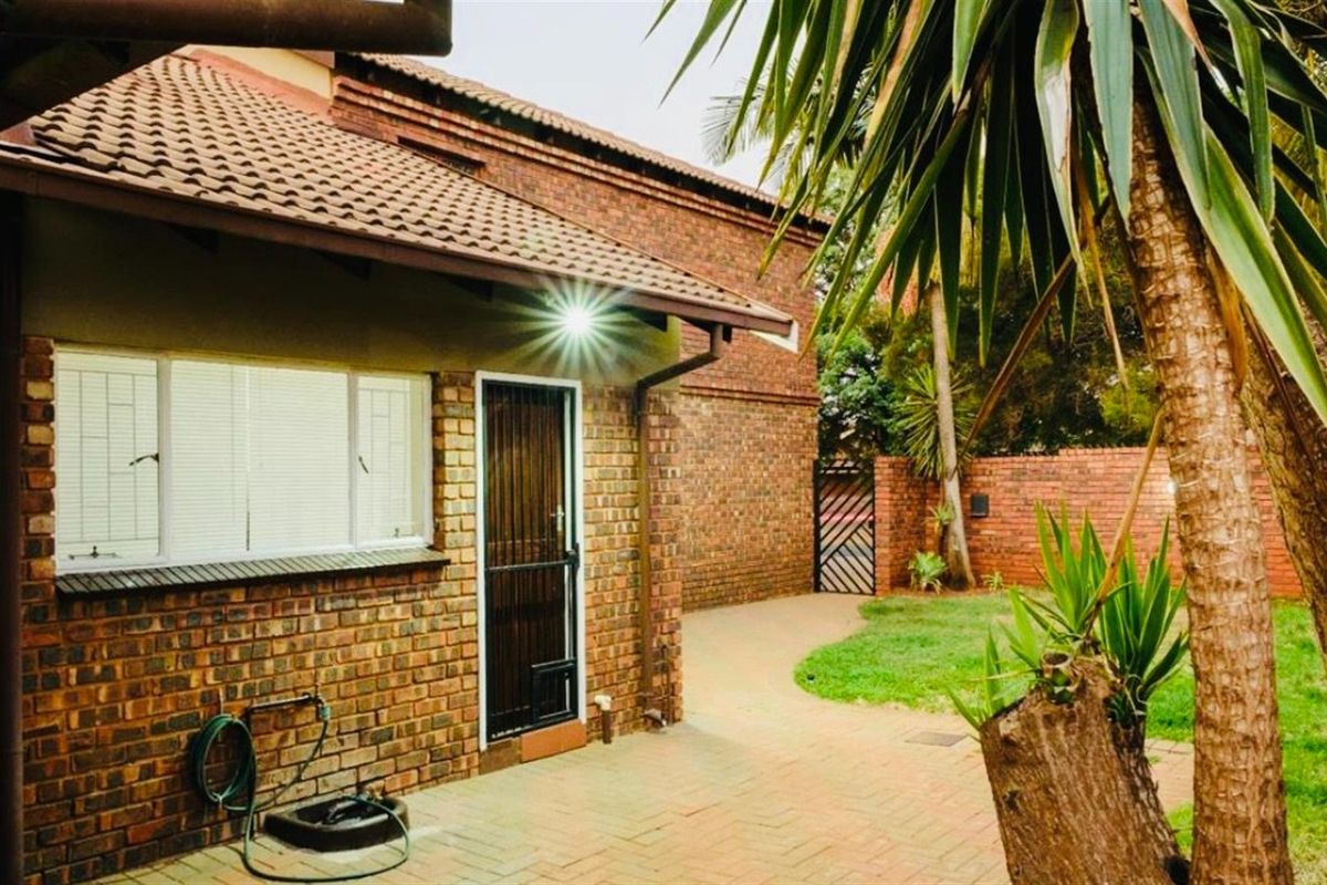 4 Bedroom House For Sale in Theresapark, Akasia - Photo 5