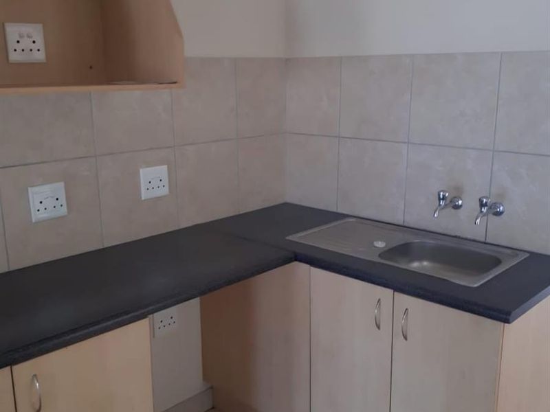 Modern 2-Bedroom Apartment for Sale - great opportunity for Investors or first time home owners - Photo 5