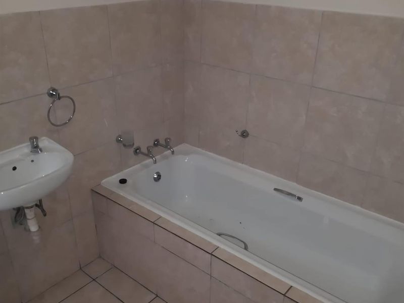 Modern 2-Bedroom Apartment for Sale - great opportunity for Investors or first time home owners - Photo 9