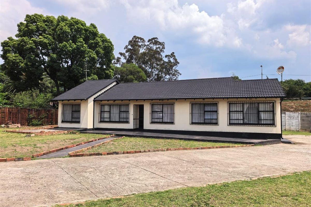 Charming Four Bedroom Home with Expansive Front Yard - Photo 4