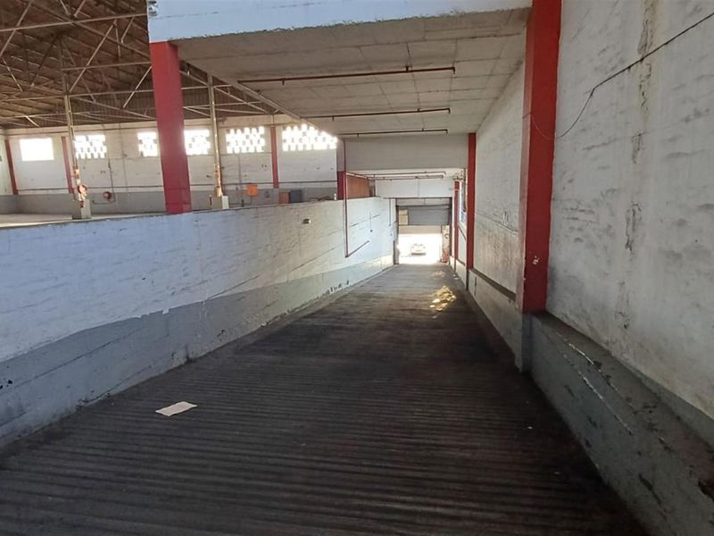 Warehouse with ramp access to let. - Photo 2