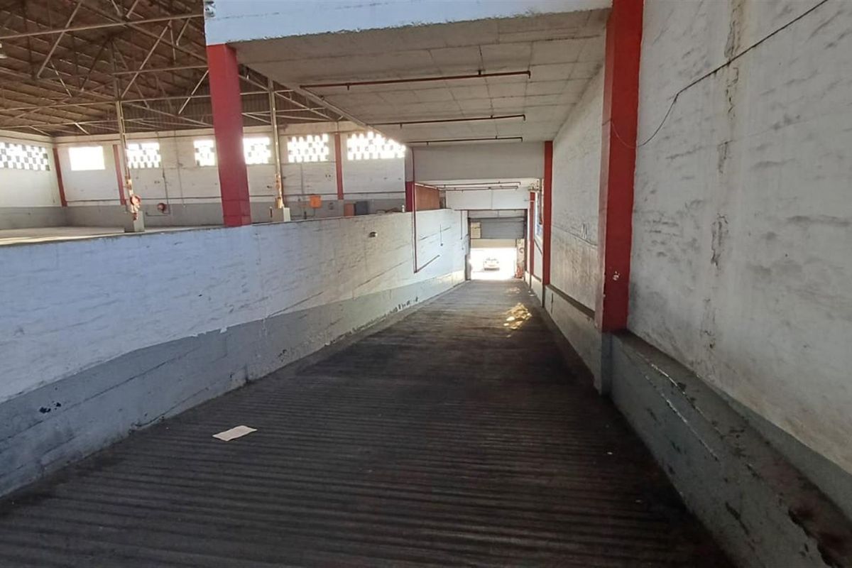 Warehouse with ramp access to let. - Photo 2