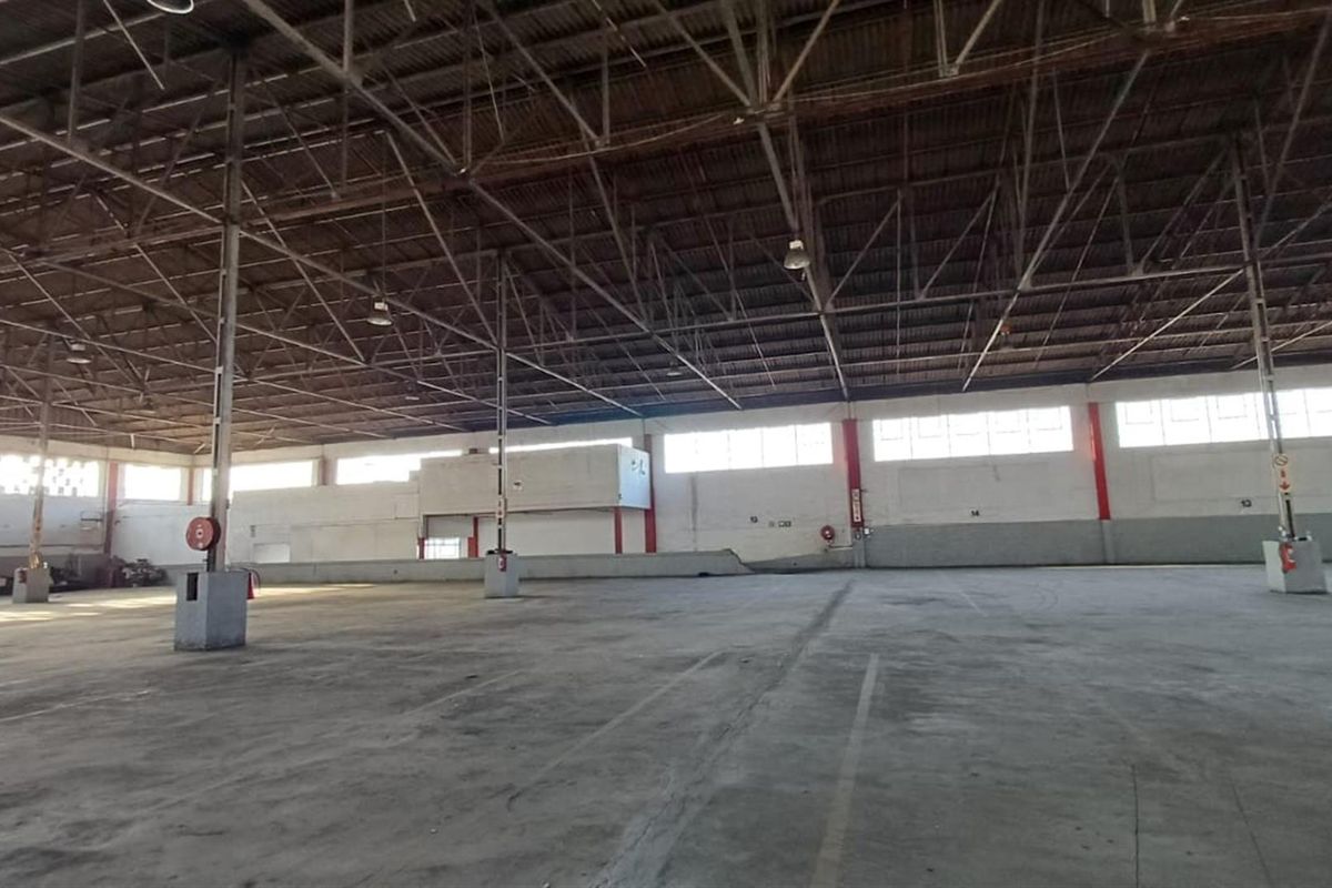 Warehouse with ramp access to let. - Photo 3