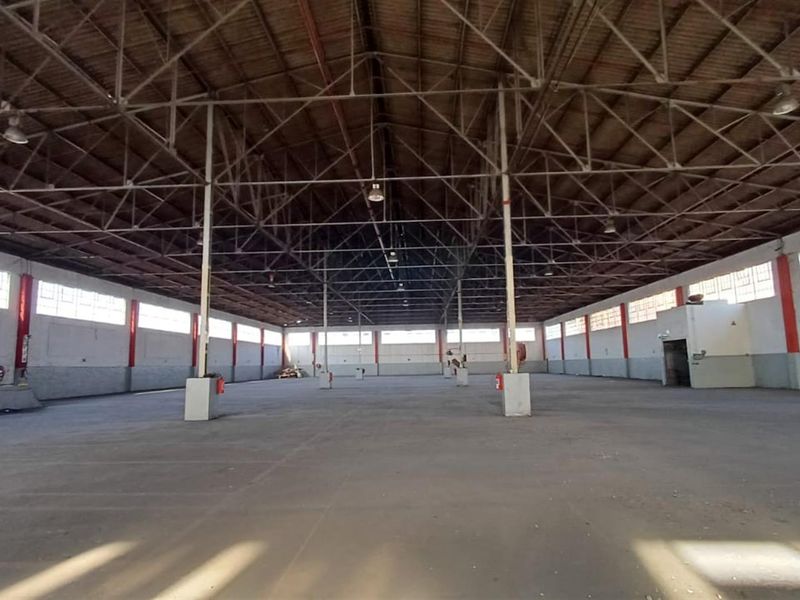 Warehouse with ramp access to let. - Photo 5