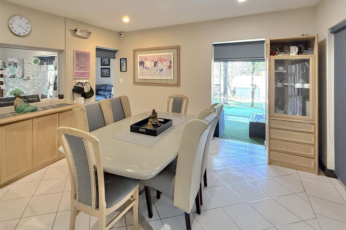 Timeless Luxury in Prestigious Dainfern Golf Estate - Photo 3