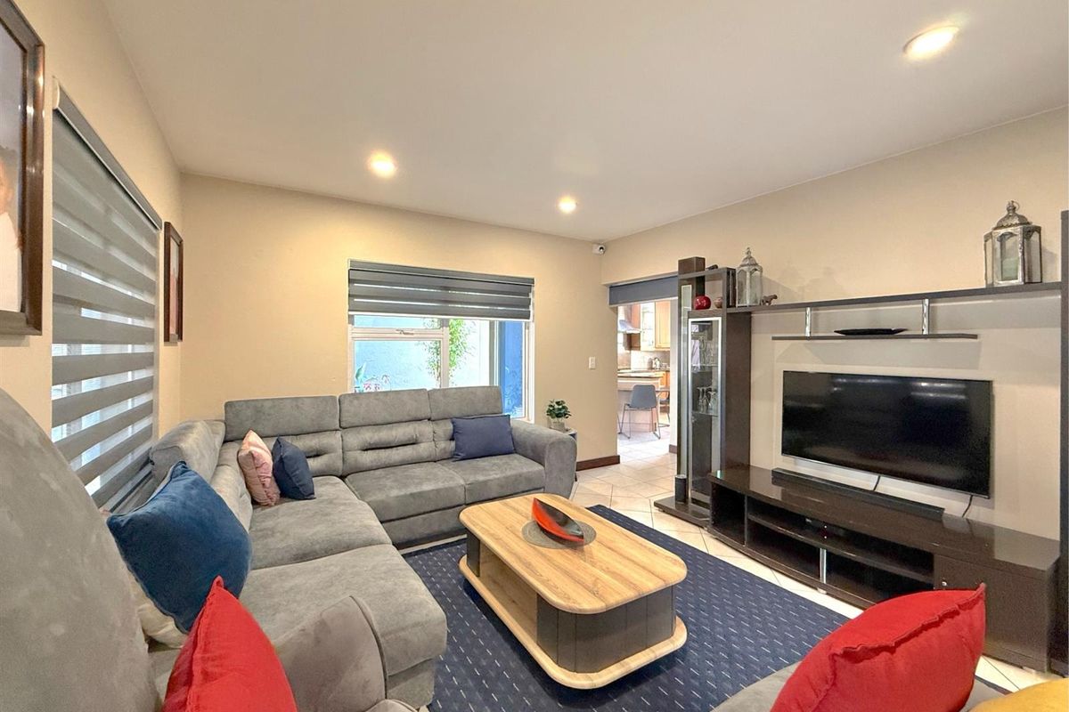 Timeless Luxury in Prestigious Dainfern Golf Estate - Photo 2