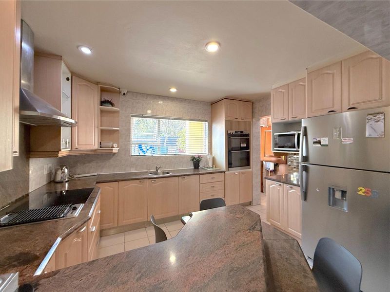 Timeless Luxury in Prestigious Dainfern Golf Estate - Photo 5