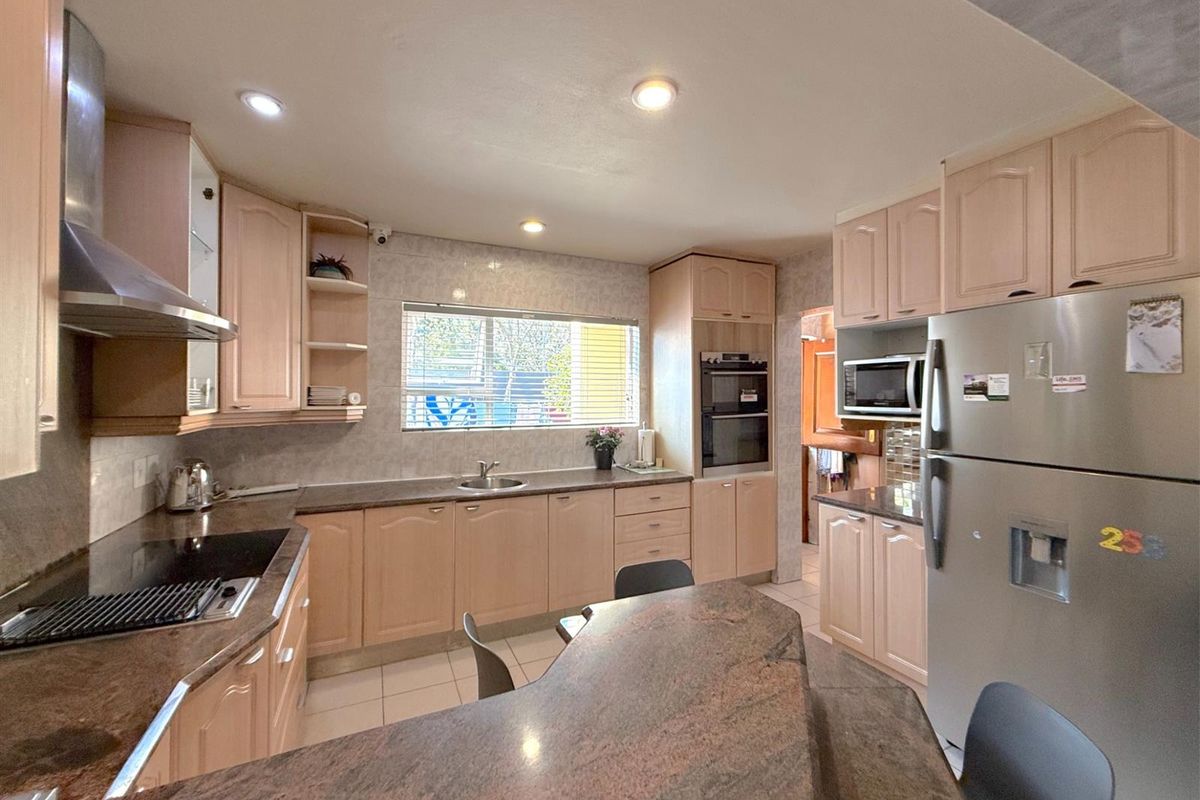 Timeless Luxury in Prestigious Dainfern Golf Estate - Photo 5