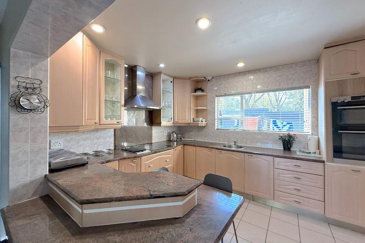 Timeless Luxury in Prestigious Dainfern Golf Estate - Photo 4