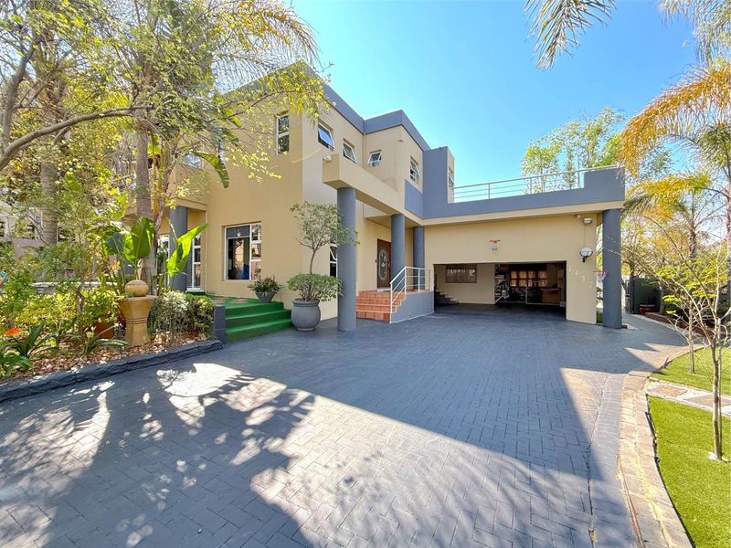 Timeless Luxury in Prestigious Dainfern Golf Estate - Photo 1