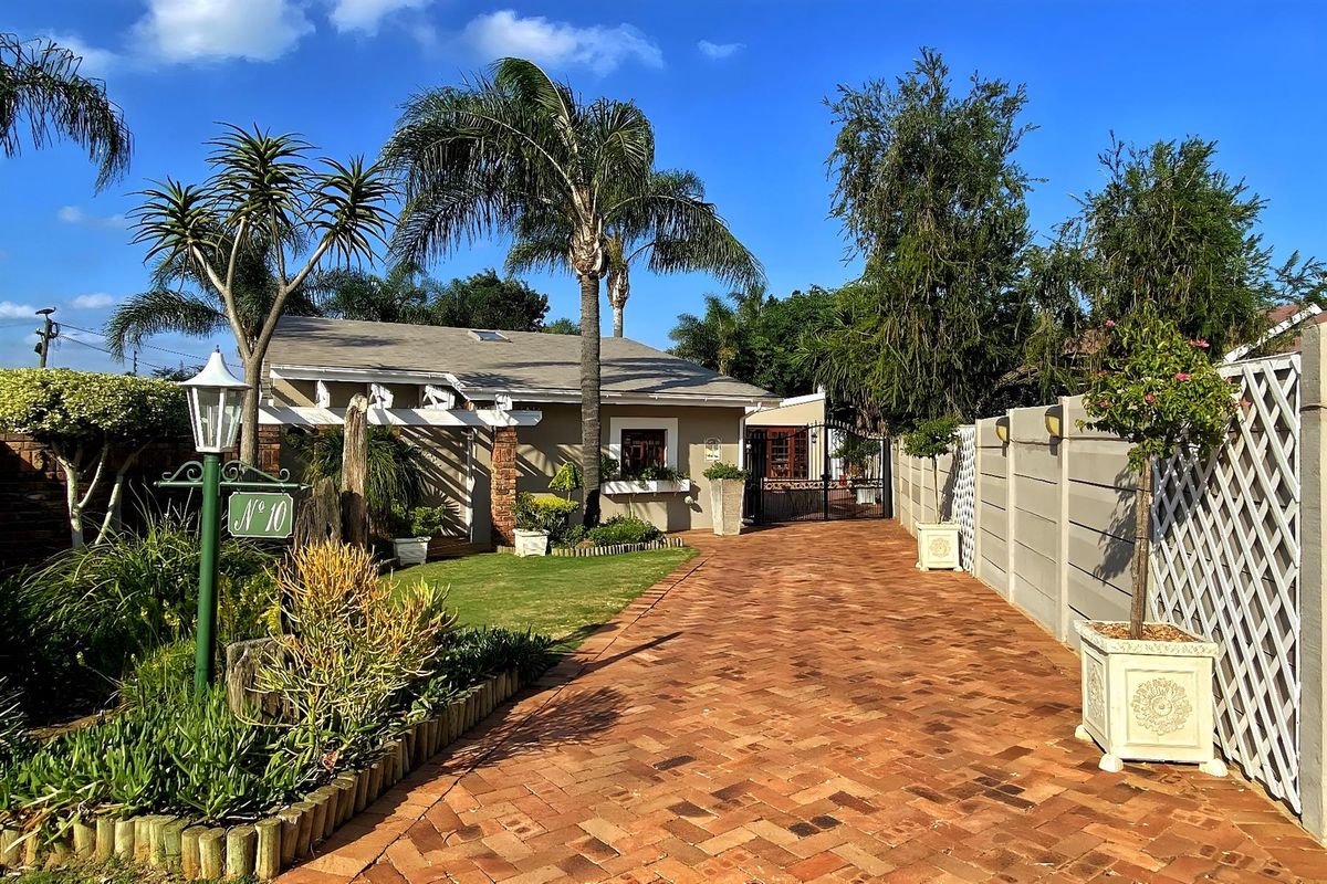 Luxury Living in Levyvale: Property with Flatlet Possibility | Listed by Danté Koen, eXp Realty - Photo 2