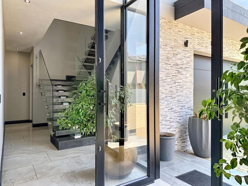 Elegant 5-Bedroom, 5.5 Bath Family Home - The Hills Game Reserve Estate, Pretoria East - Photo 5