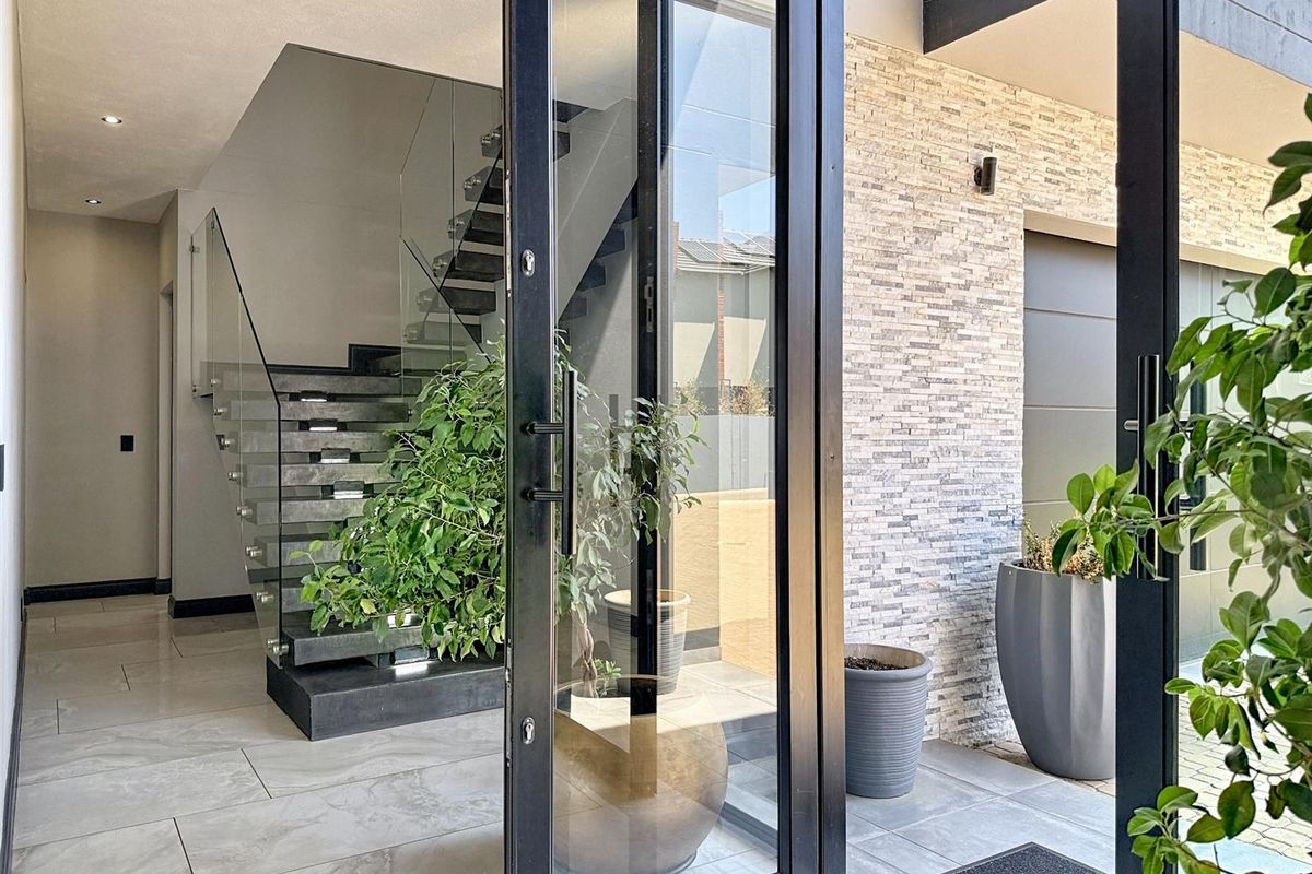 Elegant 5-Bedroom, 5.5 Bath Family Home - The Hills Game Reserve Estate, Pretoria East - Photo 5