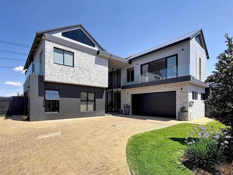 Elegant 5-Bedroom, 5.5 Bath Family Home - The Hills Game Reserve Estate, Pretoria East - Photo 2