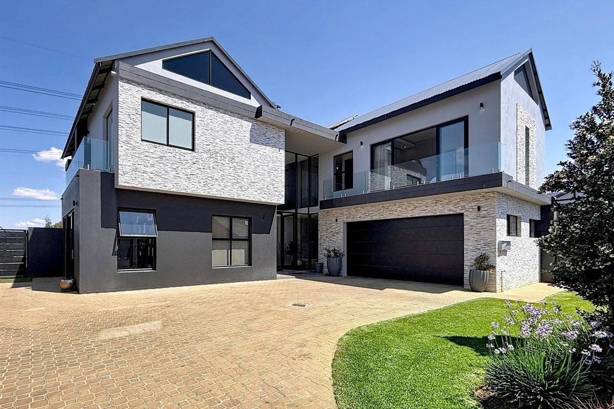 Elegant 5-Bedroom, 5.5 Bath Family Home - The Hills Game Reserve Estate, Pretoria East - Photo 2