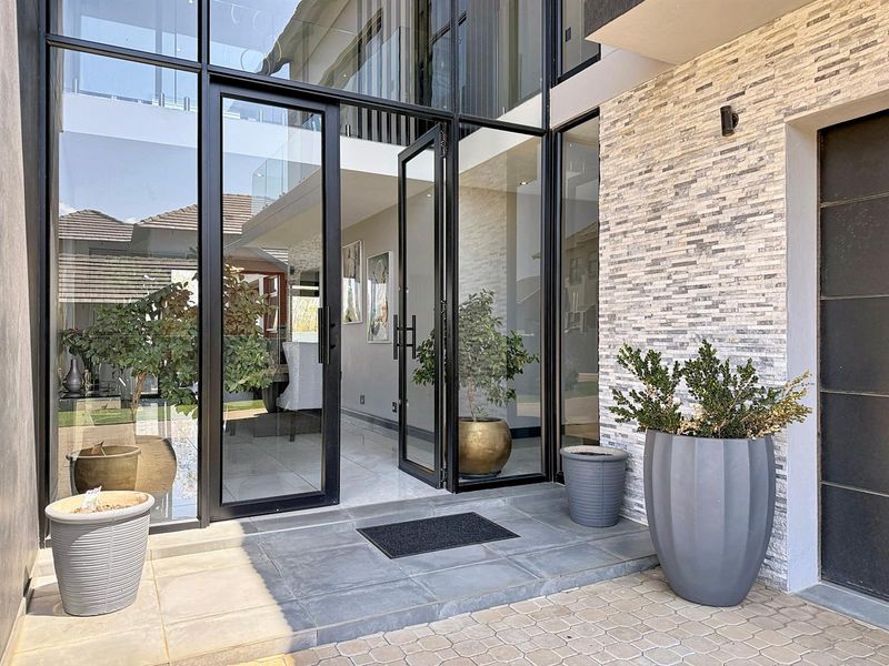 Elegant 5-Bedroom, 5.5 Bath Family Home - The Hills Game Reserve Estate, Pretoria East - Photo 4